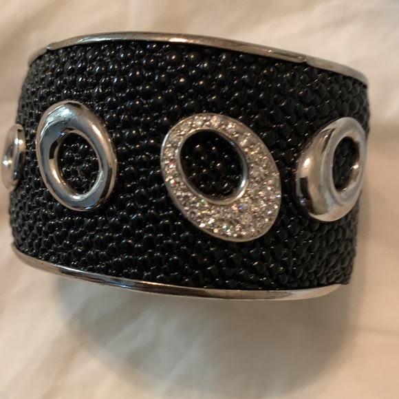 A gorgeous bracelet with crystal embellishments - Picture 3 of 4